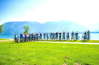 Une balade guidée à vélo électrique autour du lac d'Annecy avec Mobilboard
