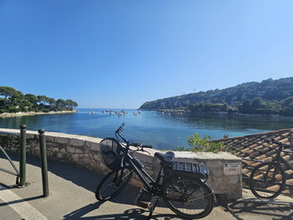 La magnifique baie de Villefranche-sur-Mer en vélo