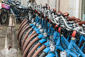 Gamme de vélos disponibles à la location chez Mobilboard Annecy Quartier du Lac : VTC, VAE, vélo enfant et remorque
