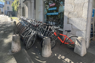 Gamme de vélos disponibles à la location chez Mobilboard Annecy Vieille Ville : VTC, VAE, vélo enfant