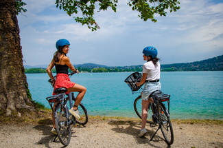 Vélo électrique face au lac d'Annecy - Mobilboard Annecy