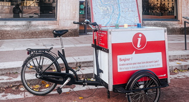 Location de triporteur publicitaire à Lyon pour campagne de street marketing avec Mobilboard