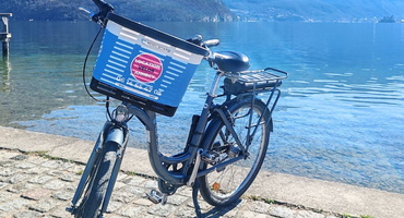 Vélo électrique devant le Lac d'Annecy et la Tournette